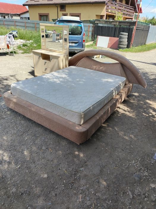 Vănd pat de mijloc cu saltea și comodă în stare foarte bune