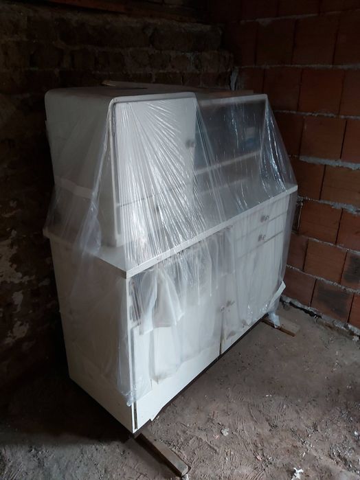 Продавам старинен бюфет