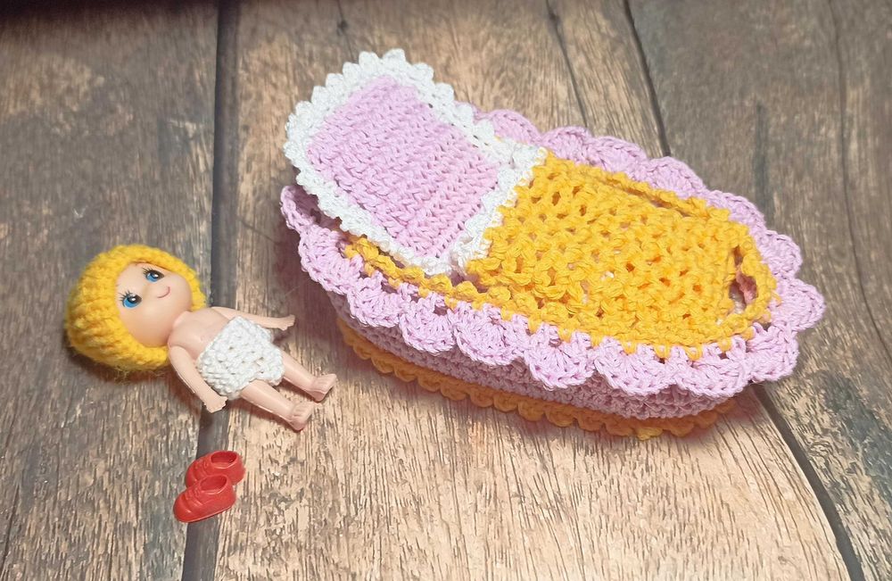 Вязаная колыбелька для куколки (куколка в подарок)