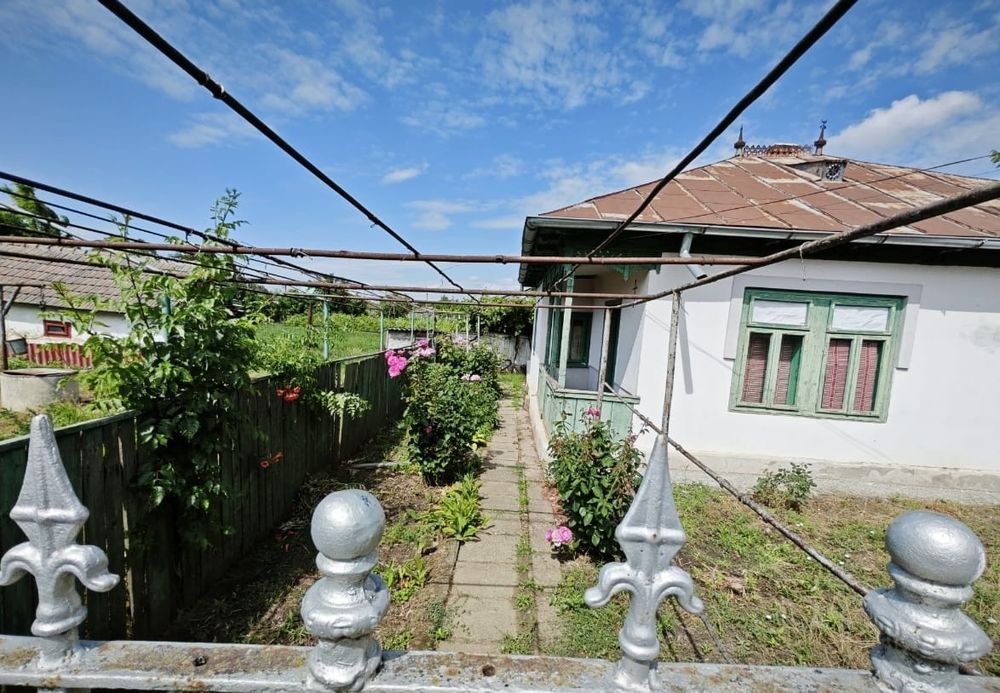 Casa + 1300 m teren in Romanu