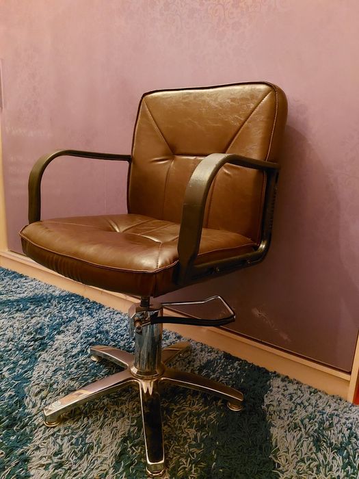Кресло парикмахерская сатылады. Жагдайы жаксы. Колданылмаган. Жаңа