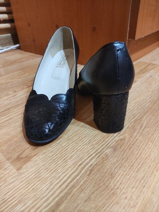 Vând pantofi dama din piele naturala