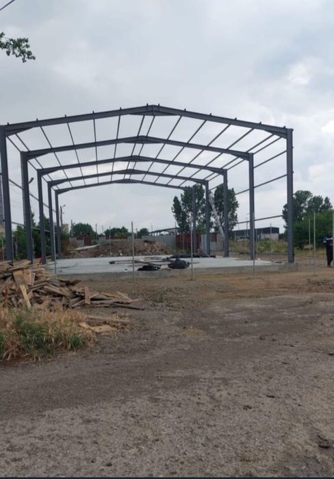 Vând hală metalică de pe stoc 10 m lățime cu 30 lungime cu tot cu montaj sau fără montaj Cum dorește clientul la super preț lucrăm fără avans