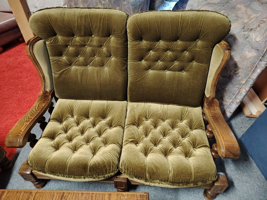 Set canapele cu două fotolii și masă