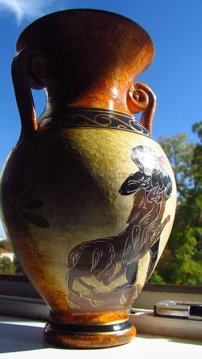 Красива рисувана ваза с антични мотиви