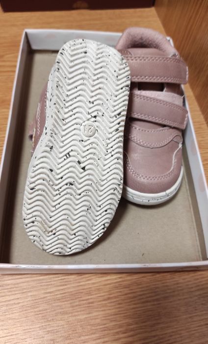 Vând pantofiori înalți, ușor îmblăniți, mărimea 21