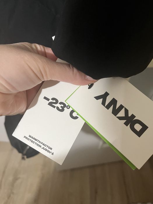 De vanzare Geaca de iarna DKNY noua cu eticheta.
