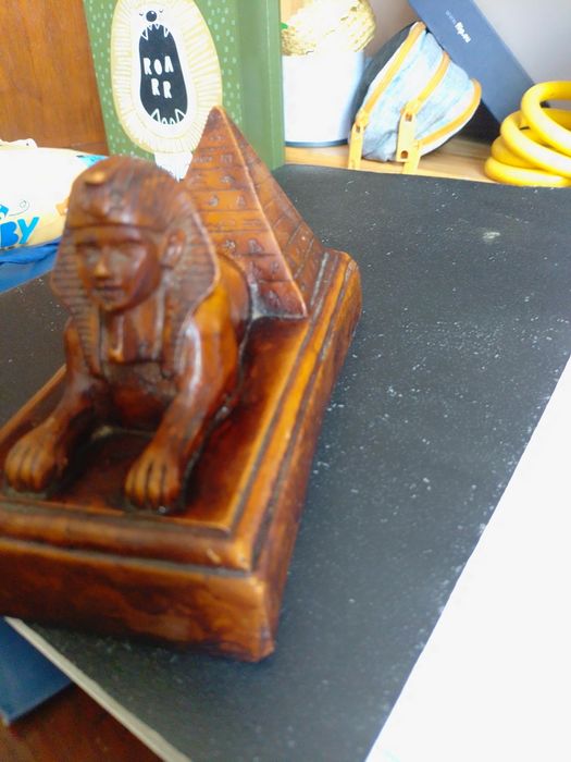 Statueta sculptata rară sfinx cu piramida in spate 15x7 cm