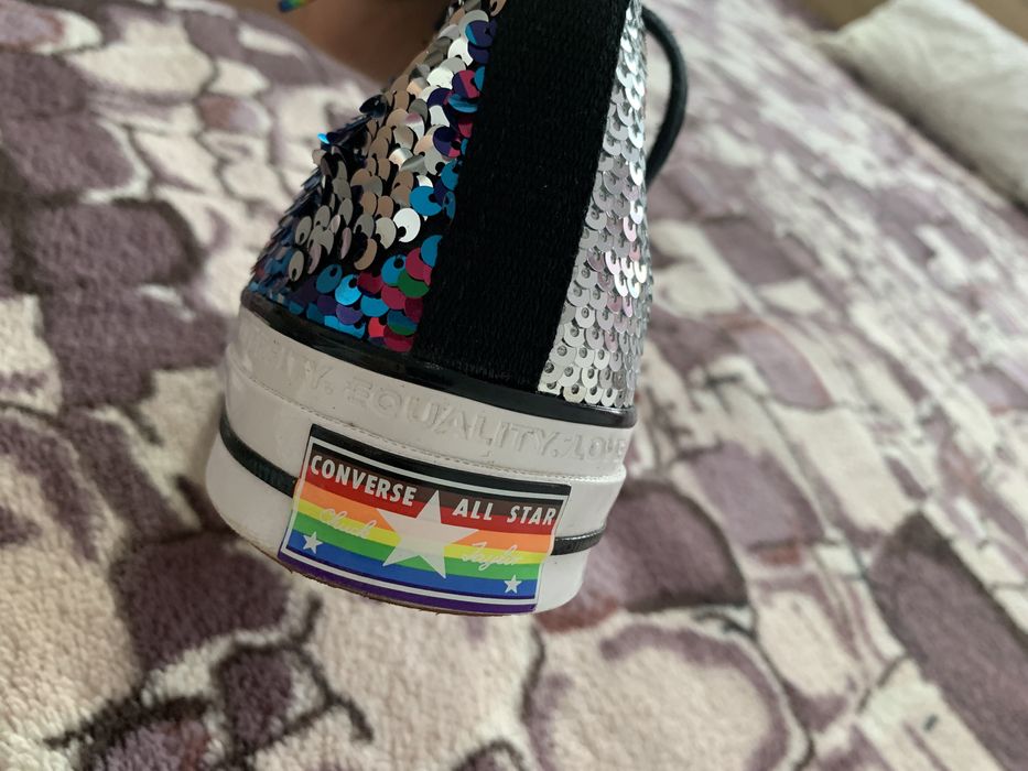 Pereche adidasi converse