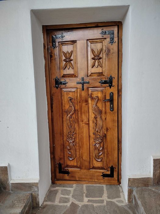 Врати и порти от масив