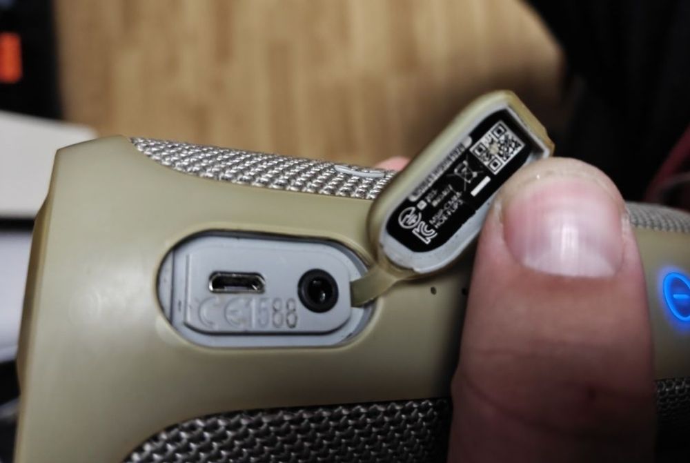 Vând  2 Boxe JBL Charge 5 și Flip 3