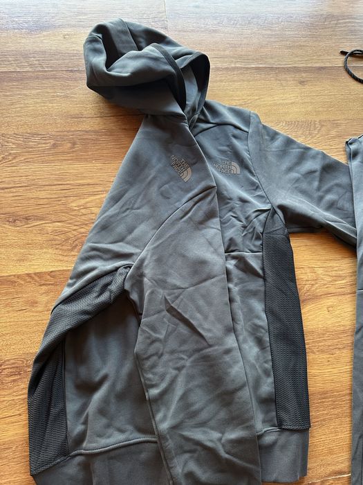 Мъжки,памучен,тъмно сив екип The North Face с качулка и ципове на джобовете