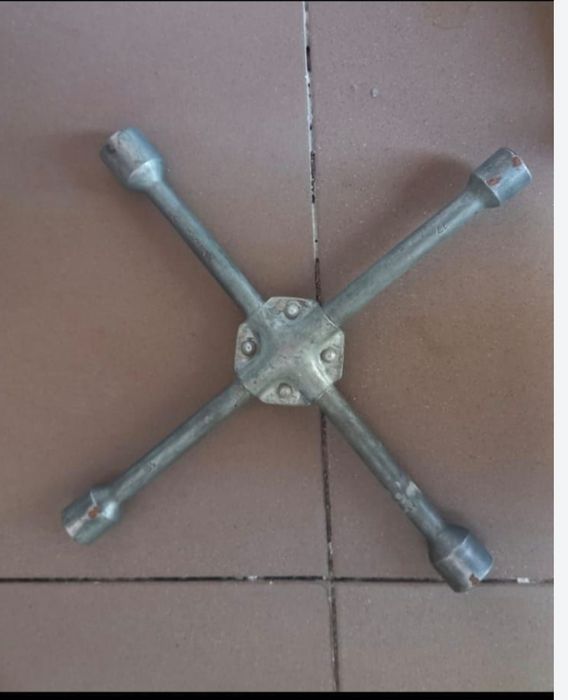 Продам оригинал домкрат, кльуч крестовой