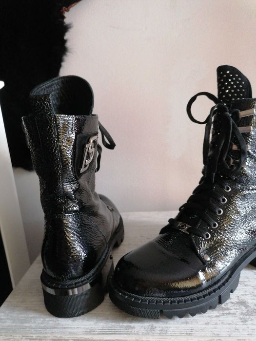 Дамски боти естествен лак с капси.