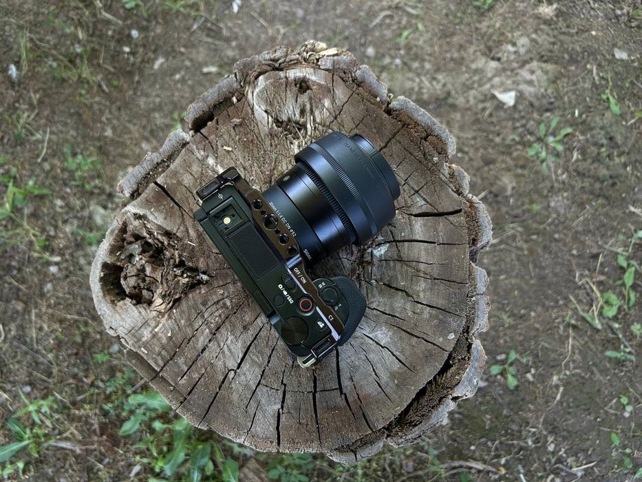 Sony ZV-E10 + Kit 16-50 + SmallRig Cage + Xotira kartasi