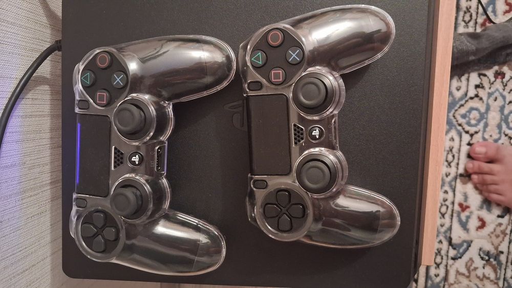 Продам PS4 slim 1tb