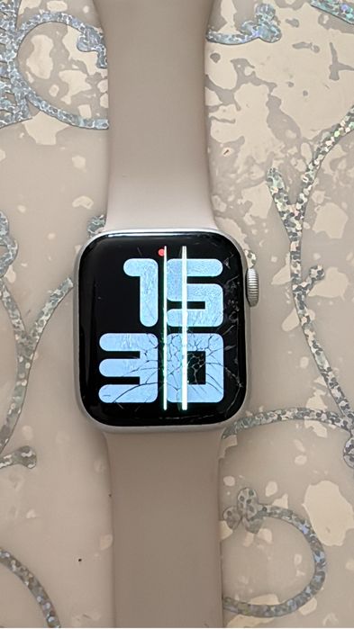 Apple Watch Series 4 (40 мм), рабочие, но разбит экран