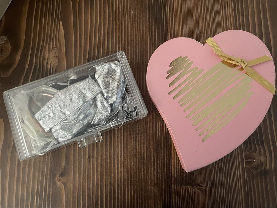 Кутия с бижута: обеци, гривни и колиета