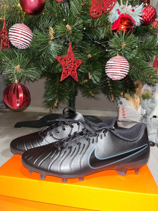 Чисто нови футболни бутонки, пращам ги и с кутията им, номер 49, 100лв