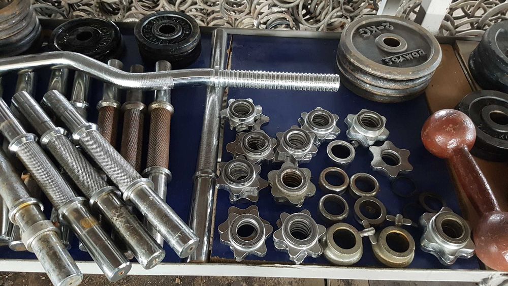 Дъмбели 6 лв. кг. Продават се на килограм.Лост 35 см 30 мм