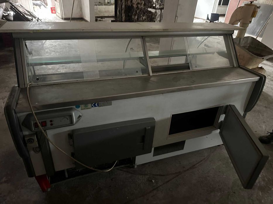 Vând lăzi frigorifice și echipamente de brutărie