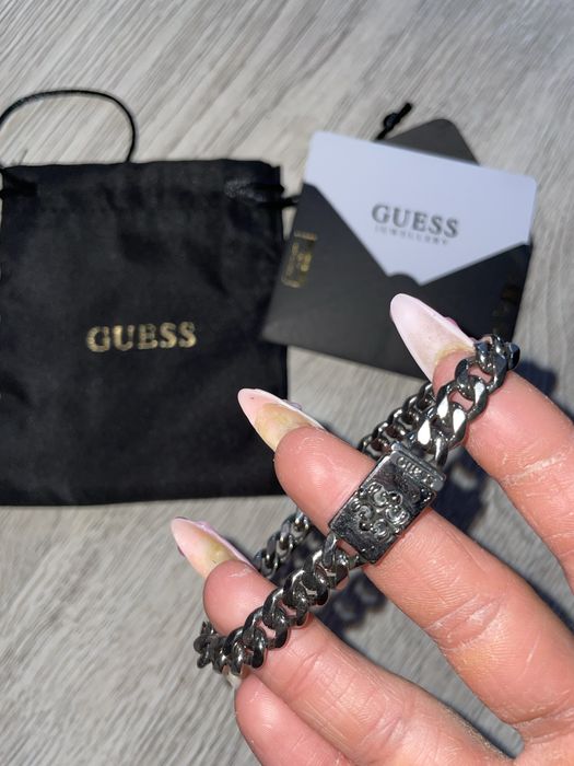 Гривна Guess оригинална!                         Купих я за подарък но се отмени повода и я продавам.Чисто нова не носена мъжка гривна.