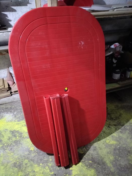 Masă mare din plastic.