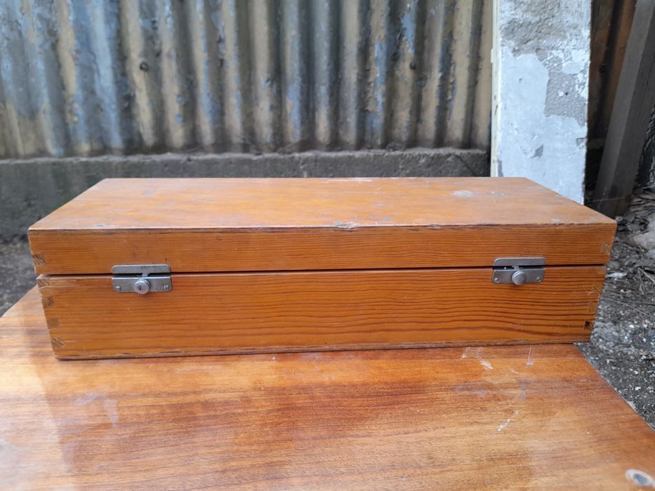 Столове,Холна маса,кутия и кутия с говорител и лампа за СОТ