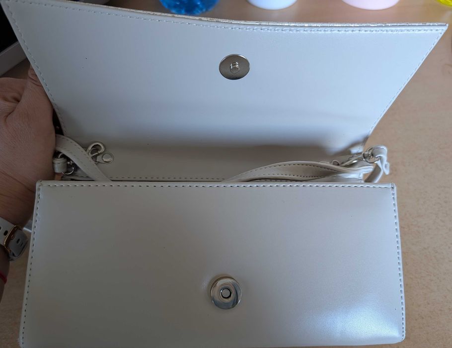 Бяла дамска чанта
