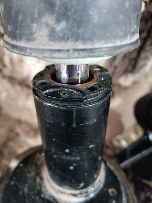 Продам передние амортизатори от 2115