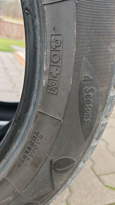 Vând 4 buc.235 50 18 all season