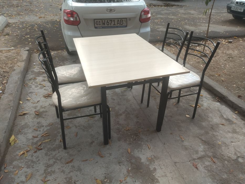 Кухонный стол с четырьмя стульями 870.000