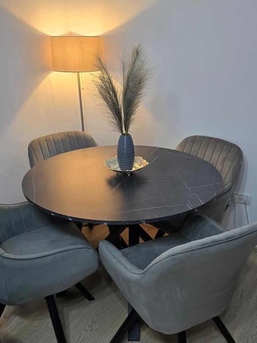 Vand masa rotunda living + scaune (se pot vinde si separat)