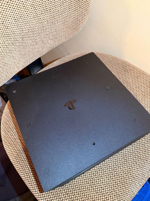 Se vinde PS4 Pro de 1T