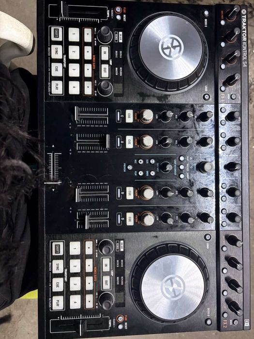 Продавам DJ контролер/миксер TRAKTOR S4 MK2