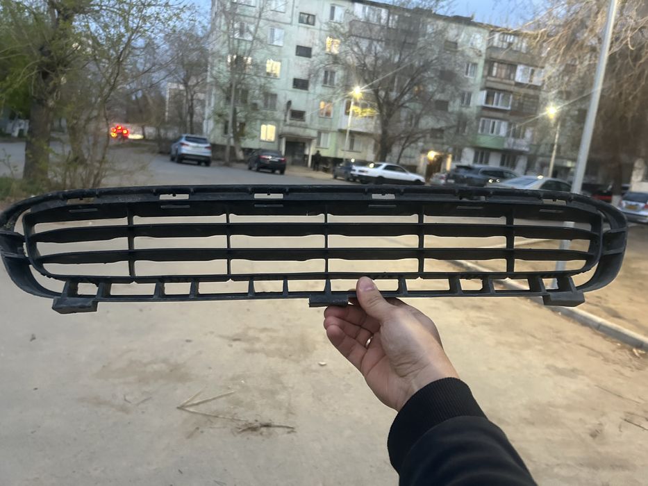 Продам решетку бампера  а тойоту камри