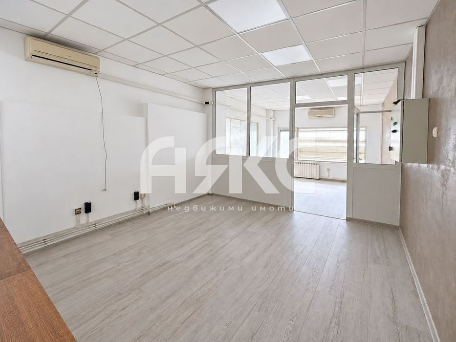 Дава се под наем Офис в София, Център - 40 кв.м за 400 € - Снимка #2