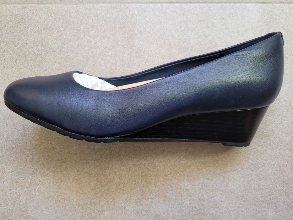 Чисто нови обувки Clarks с подарък втори чифт на ТОП цена