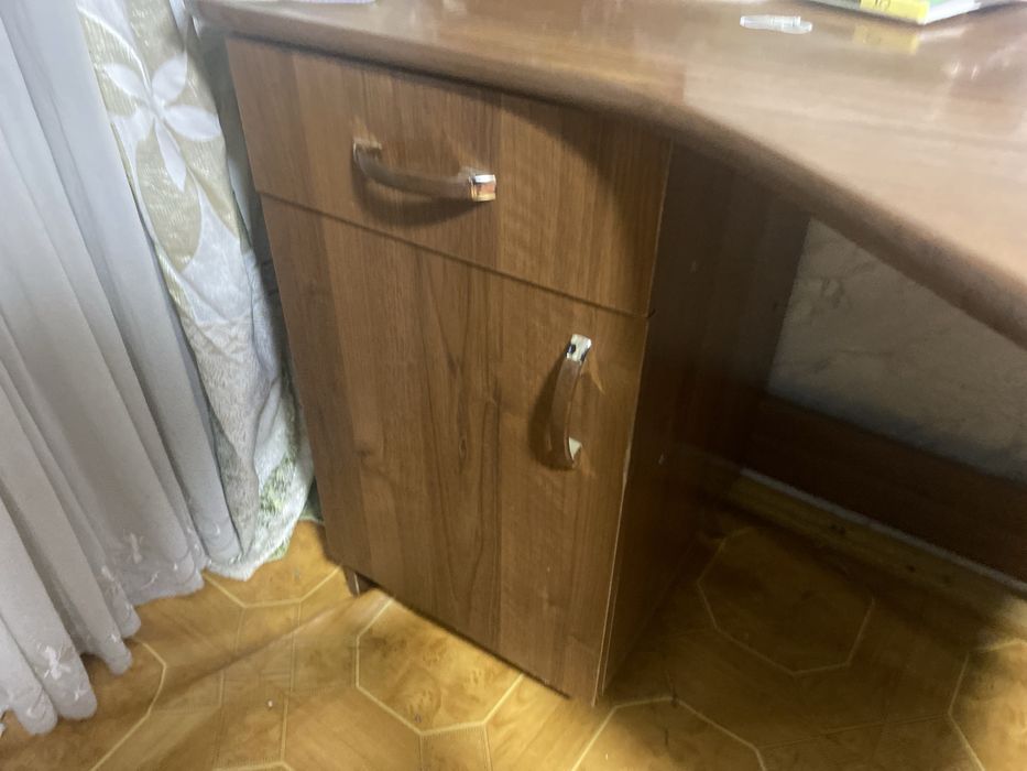 удобный и стильный стол