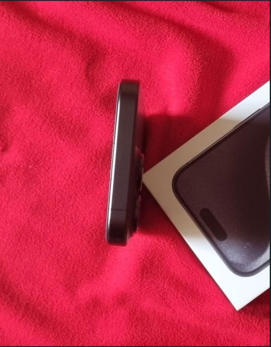 iPhone 15 Pro liber de retea