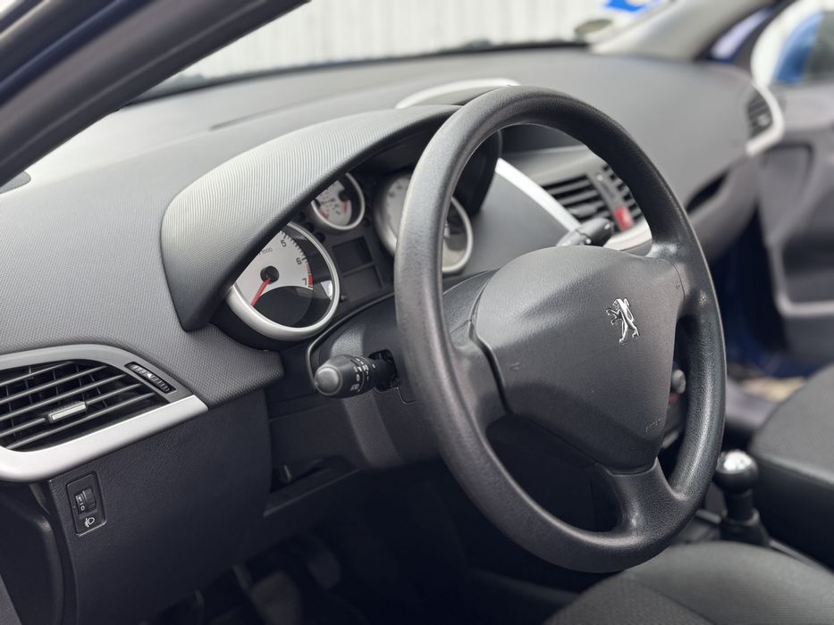 Peugeot 207 2010 • Panoramic • AC • Îngrijită