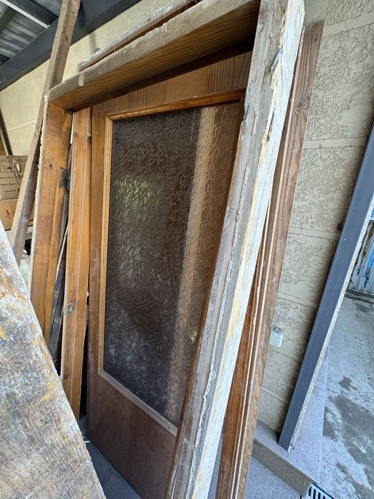 Двери деревянные со стеклом