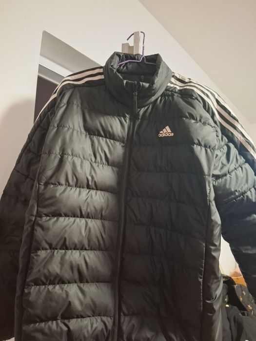 Vând 2 geci adidas una neagră și una albastră   preț pe bc