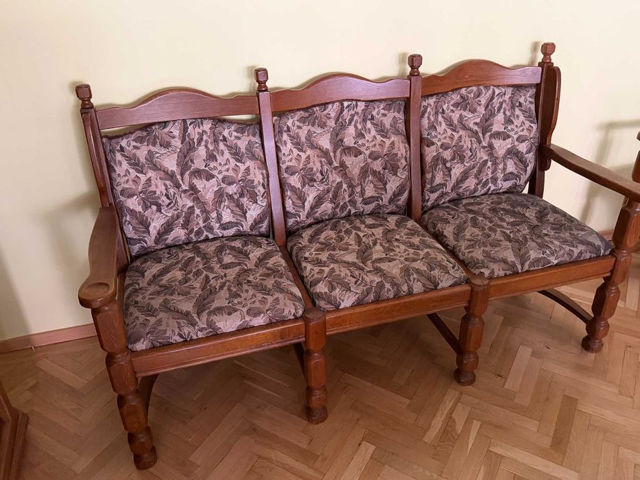 vand 6 scaune 2 banchete , din lemn masiv de stejar in stare buna