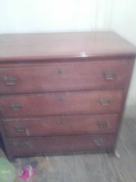 Продавам античен скрин със чекмеджета на ниска цена