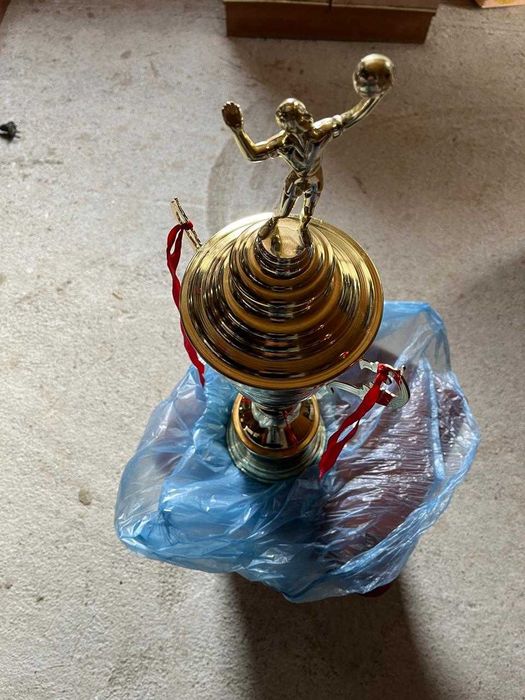 Продаются кубки спортивные