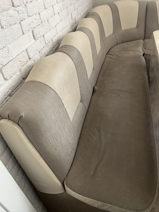 Стол с угловым диваном