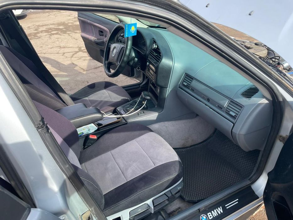 Срочно продам бмв 1994года.