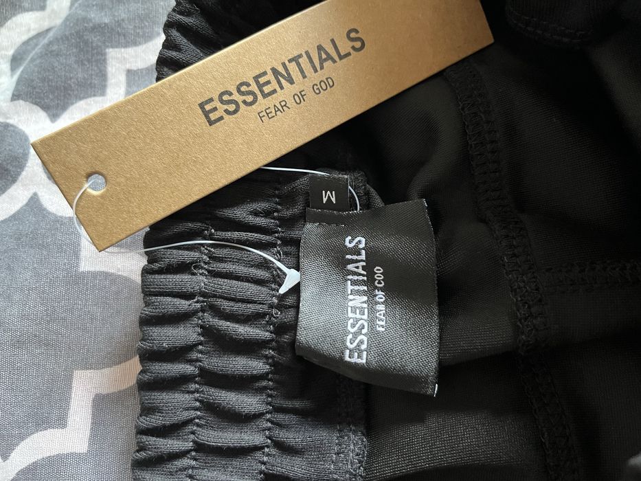 Къси панталони на Essentials