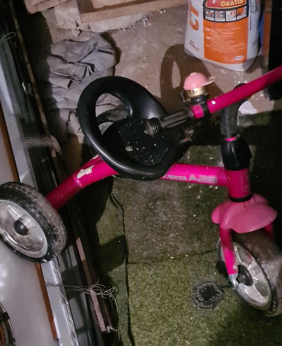 Bicicletă copii  cu trei roți.